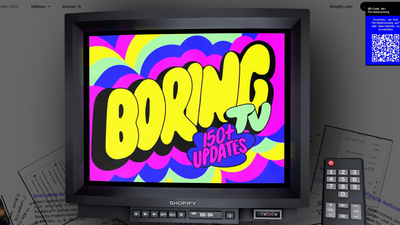 Ein alter Fernseher mit dem Schriftzug 'BORING TV 150+ UPDATES' in gelber und pinker Schrift vor einem bunten psychedelischen Hintergrund, daneben eine Fernbedienung und ein Blatt mit Text.