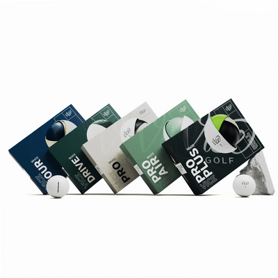 Fünf verschiedene Packungen mit Golfbällen in einer Reihe, jede Packung zeigt einen Golfball und hat unterschiedliche Farben und Beschriftungen wie "TOUR", "DRIVE", "PRO", "PRO AIR" und "PLUS"