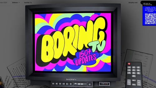 Ein alter Fernseher mit dem Schriftzug 'BORING TV 150+ UPDATES' in gelber und pinker Schrift vor einem bunten psychedelischen Hintergrund, daneben eine Fernbedienung und ein Blatt mit Text.