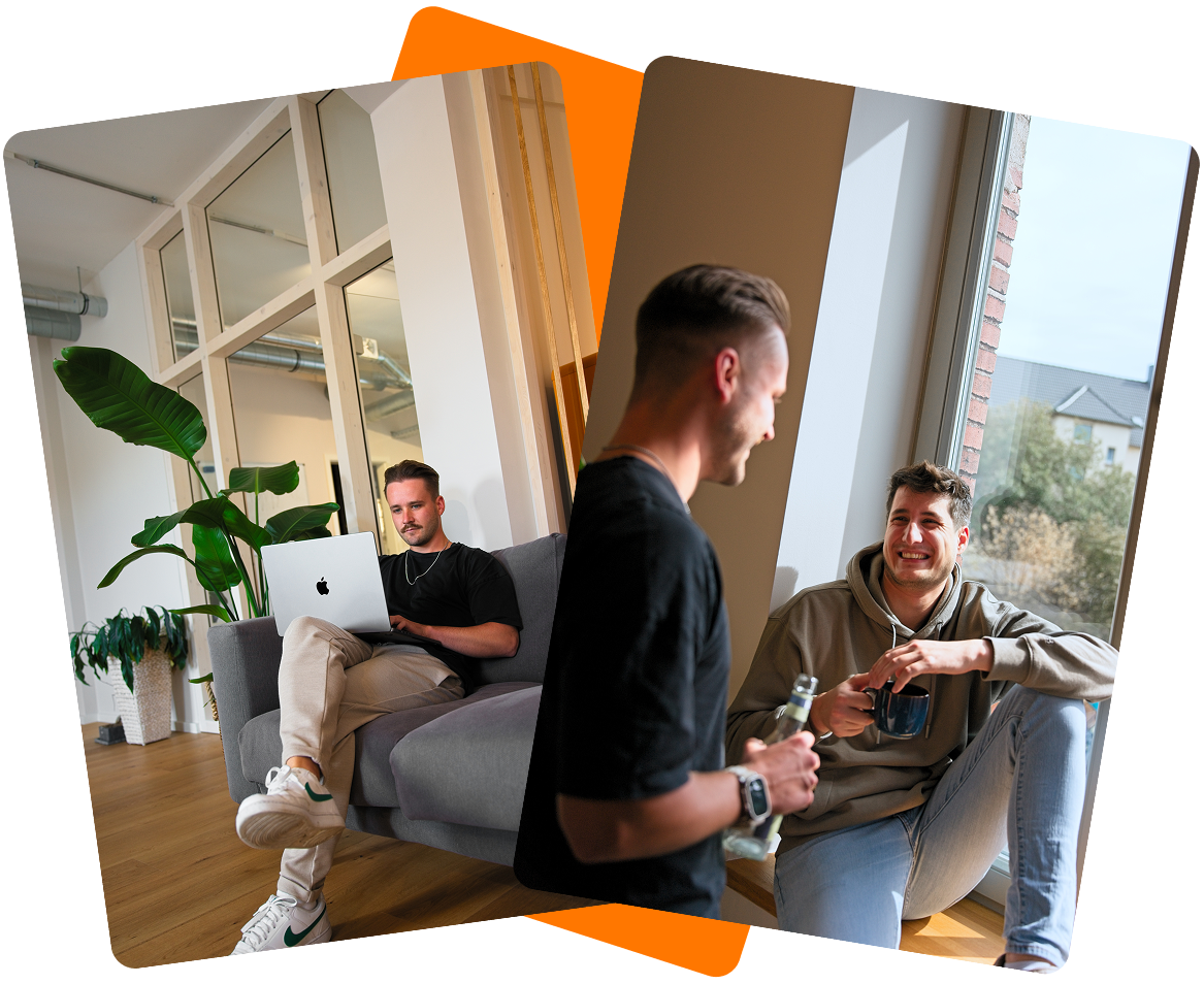 Zwei Männer in einem Büro: links sitzt einer auf einer Couch mit Laptop auf dem Schoß, rechts sitzt der andere mit einem angewinkelten Bein auf der Fensterbank und hält eine Kaffeetasse in der Hand, beide schauen freundlich. 