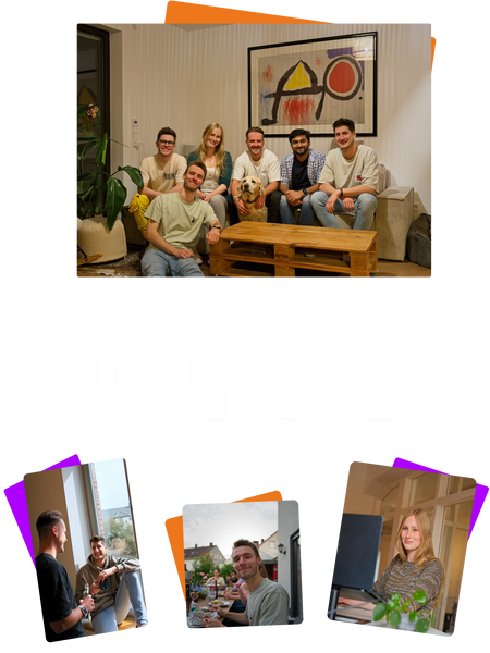 Sechs Personen und ein Hund sitzen in einem Wohnzimmer mit einem hölzernen Couchtisch und einem abstrakten Bild an der Wand. Darunter ist das Logo der "OMR". 