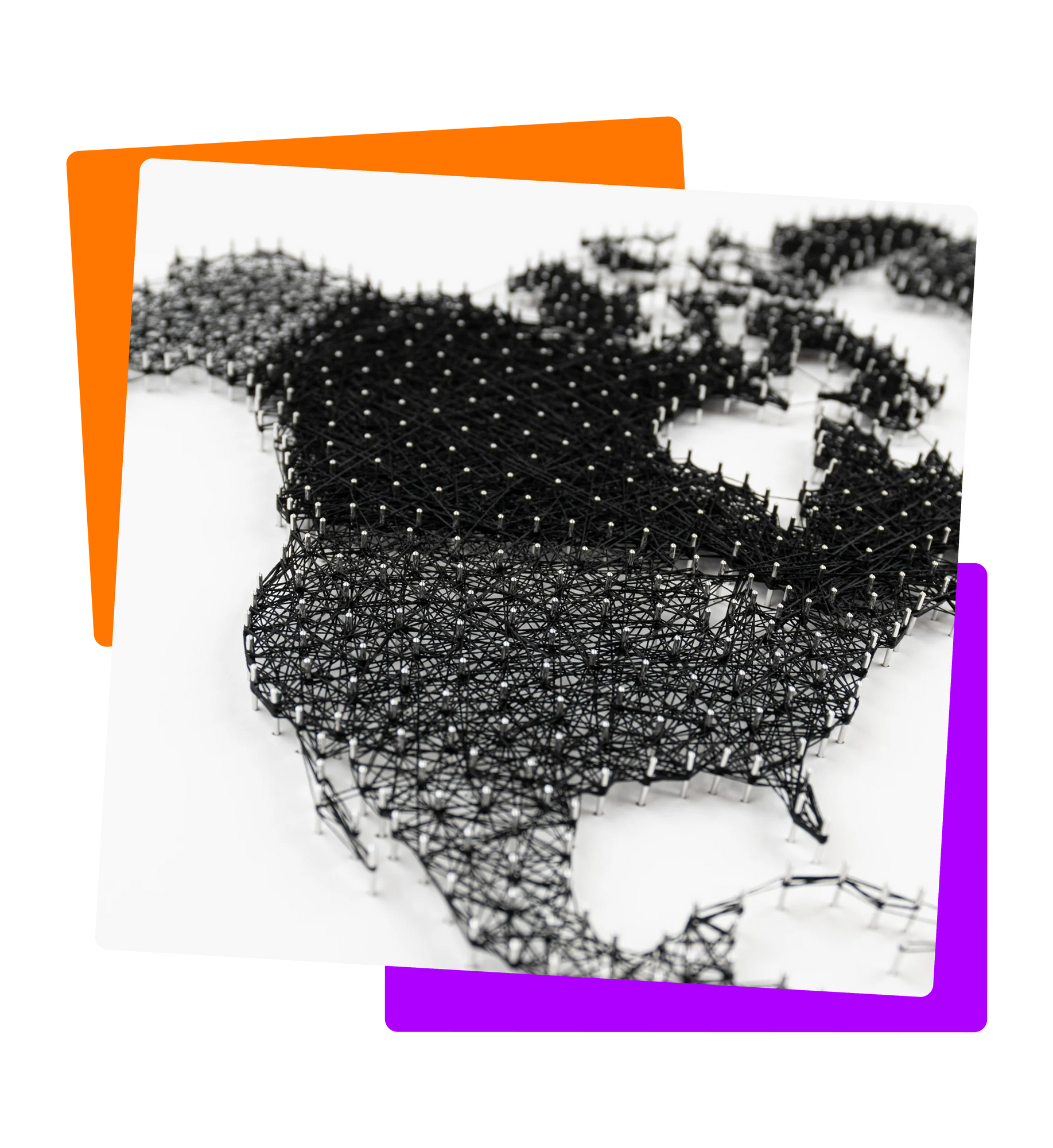 Drahtmodell einer Weltkarte mit schwarzen Fäden und weißen Nägeln auf weißem Hintergrund, darunter orange und violette Flächen